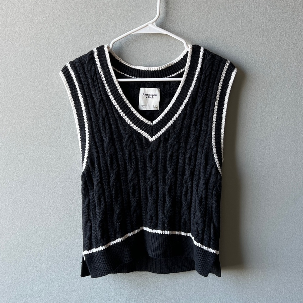 Abercrombie & Fitch Black Cable Knit V-Neck Sweater Vest